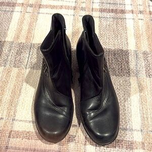 CLARKS Leather ankle boot , size 7W